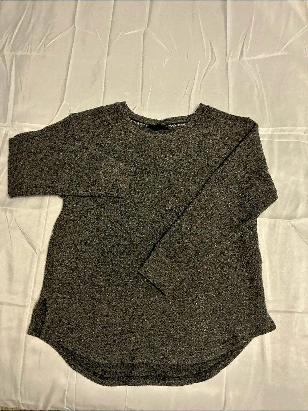 Jane & Delancey Long Sleeve Curved Hem Top in Black Like New